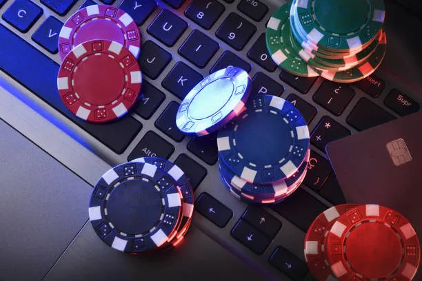 Hráči soutěžící u virtuálního pokerového stolu